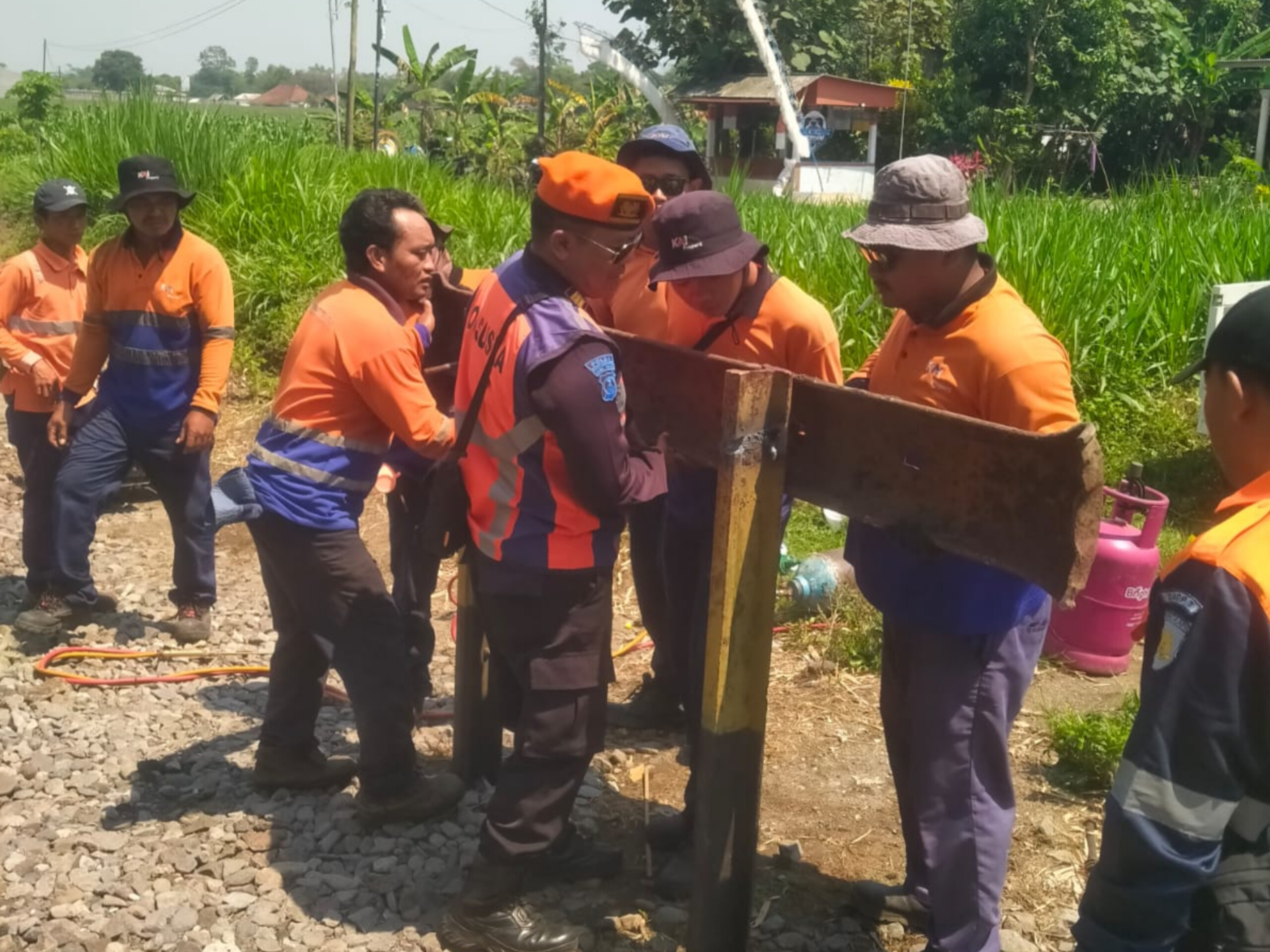 KAI Daop 7 Madiun menutup perlintasan sebidang liar antara Stasiun Talun&ndash;Garum untuk menjaga keselamatan perjalanan kereta api. FOTO: HUMAS DAOP 7 MADIUN