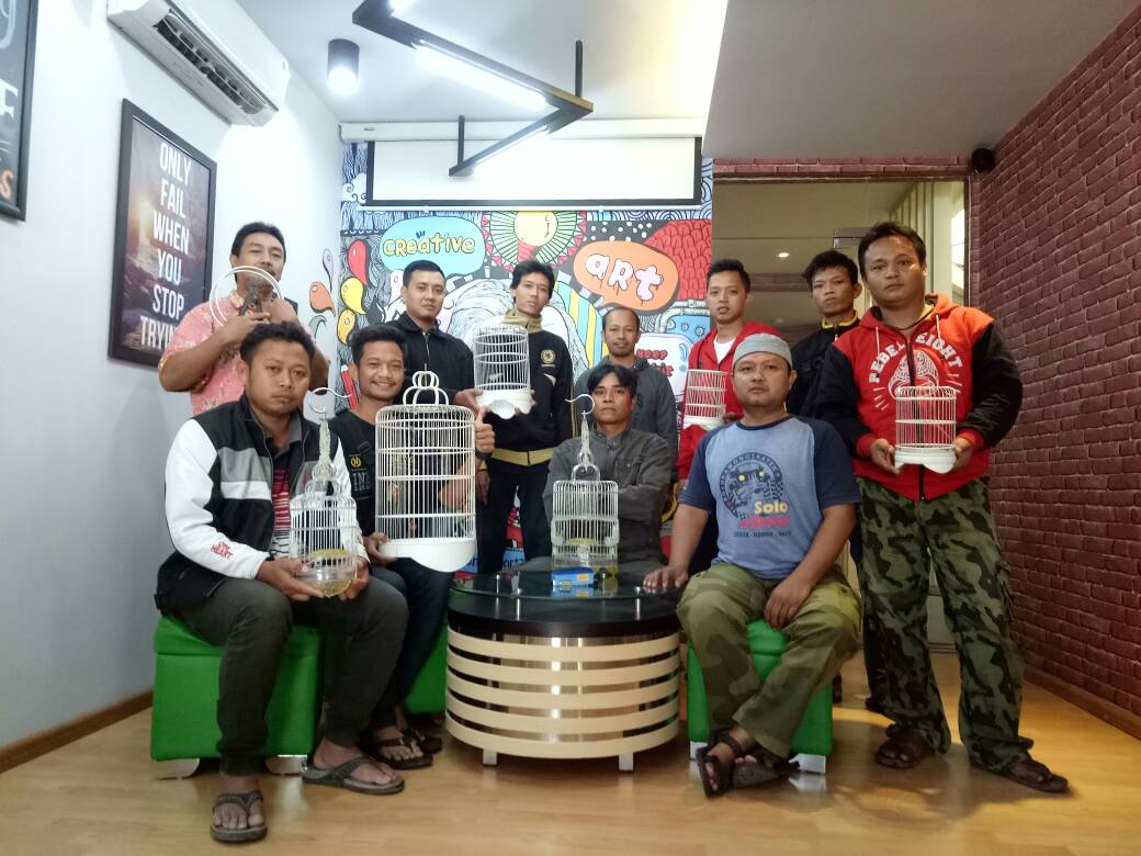 Eko S. Muryanto, pemilik EANK Solo, menunjukkan sangkar burung dari limbah pipa PVC yang kini diekspor ke Asia berkat pendampingan BRI.
