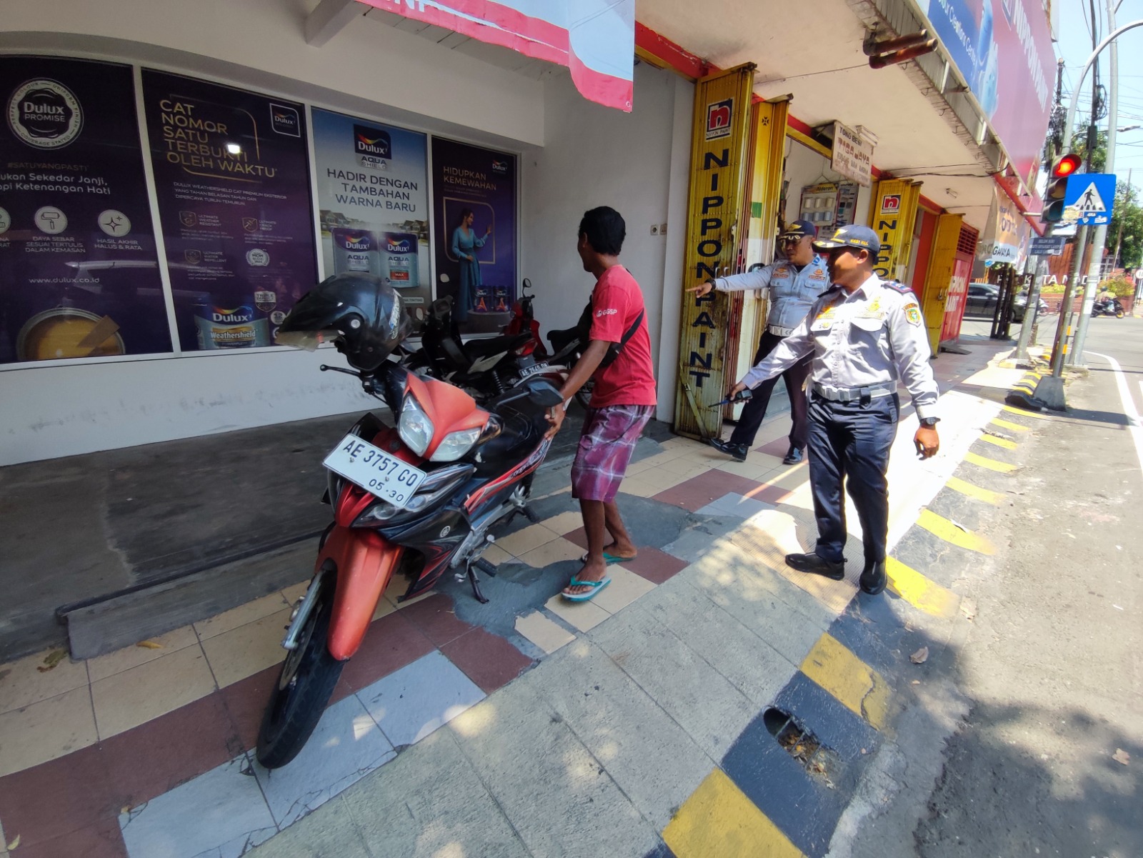Petugas Dishub Kota Madiun menertibkan parkir liar di Jalan Cokroaminoto, H. Agus Salim, dan Kolonel Marhadi, kemarin (8/10). FOTO: DISHUB UNTUK RADAR MADIUN