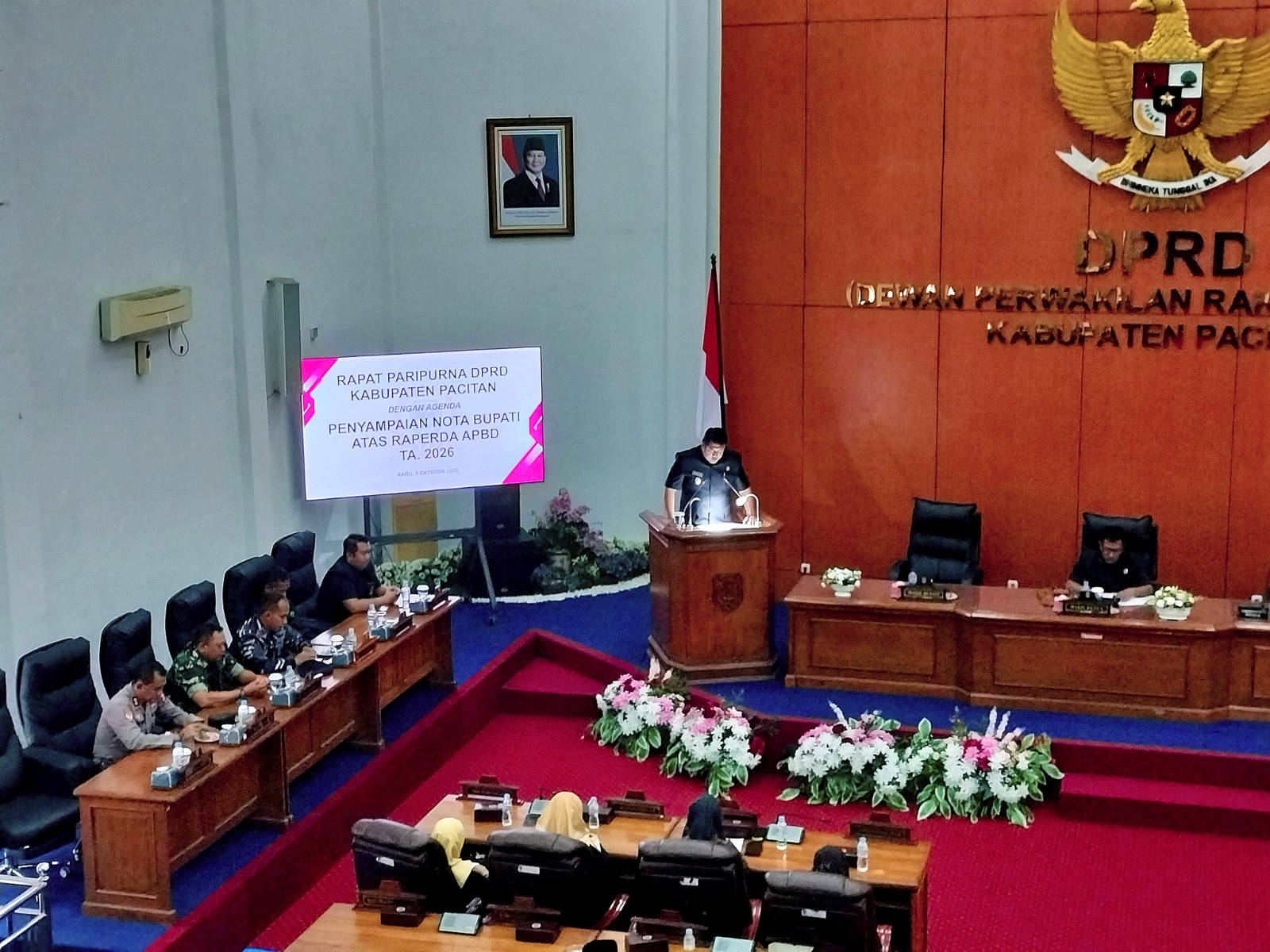 Wabup Pacitan Gagarin Sumrambah membacakan nota bupati terkait Raperda APBD 2026 dalam rapat paripurna DPRD Pacitan. FOTO: ISTIMEWA