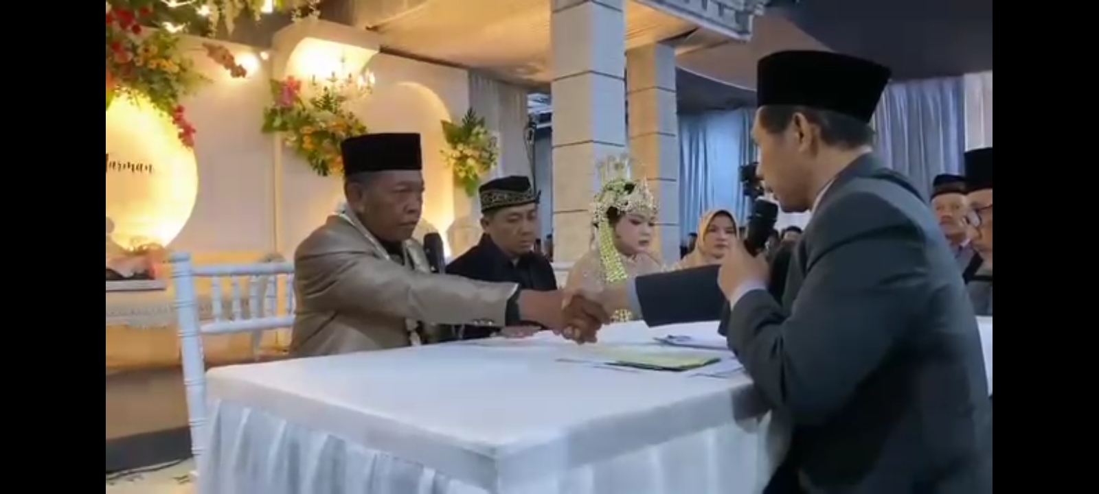 Pernikahan antara kakek dan gadis di Dusun Sidodadi, Desa Jeruk, Pacitan. Momen ini viral karena mahar berupa cek Rp 3 miliar.