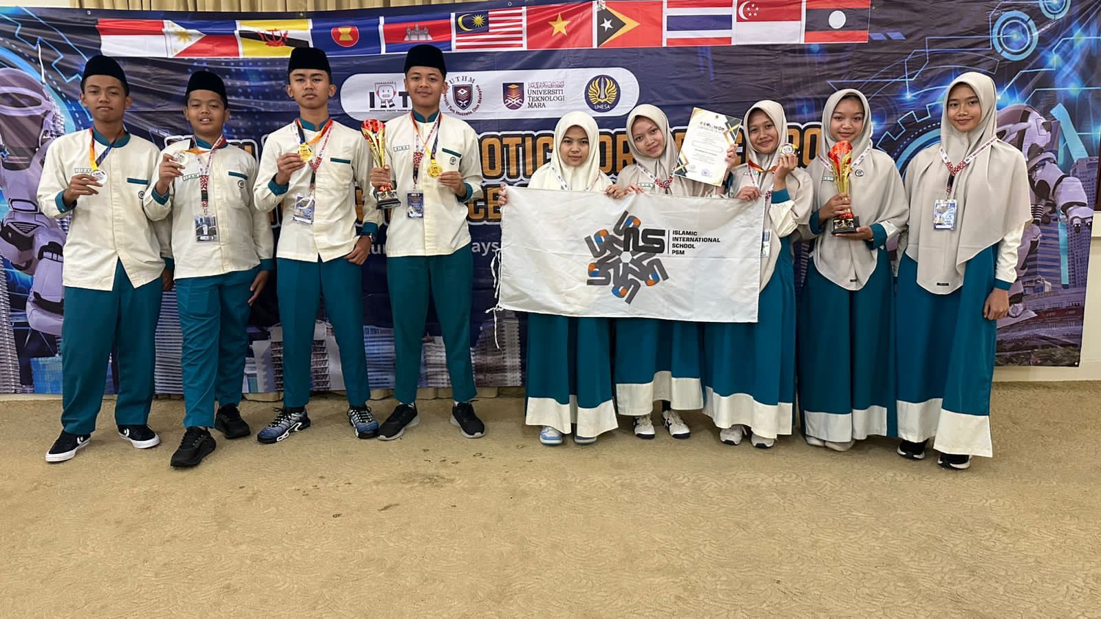 CHAMPIONS: Para siswa SMP IIS PSM Magetan berswafoto bareng setelah berhasil menjuarai kompetisi robotik tingkat dunia di Malaysia.