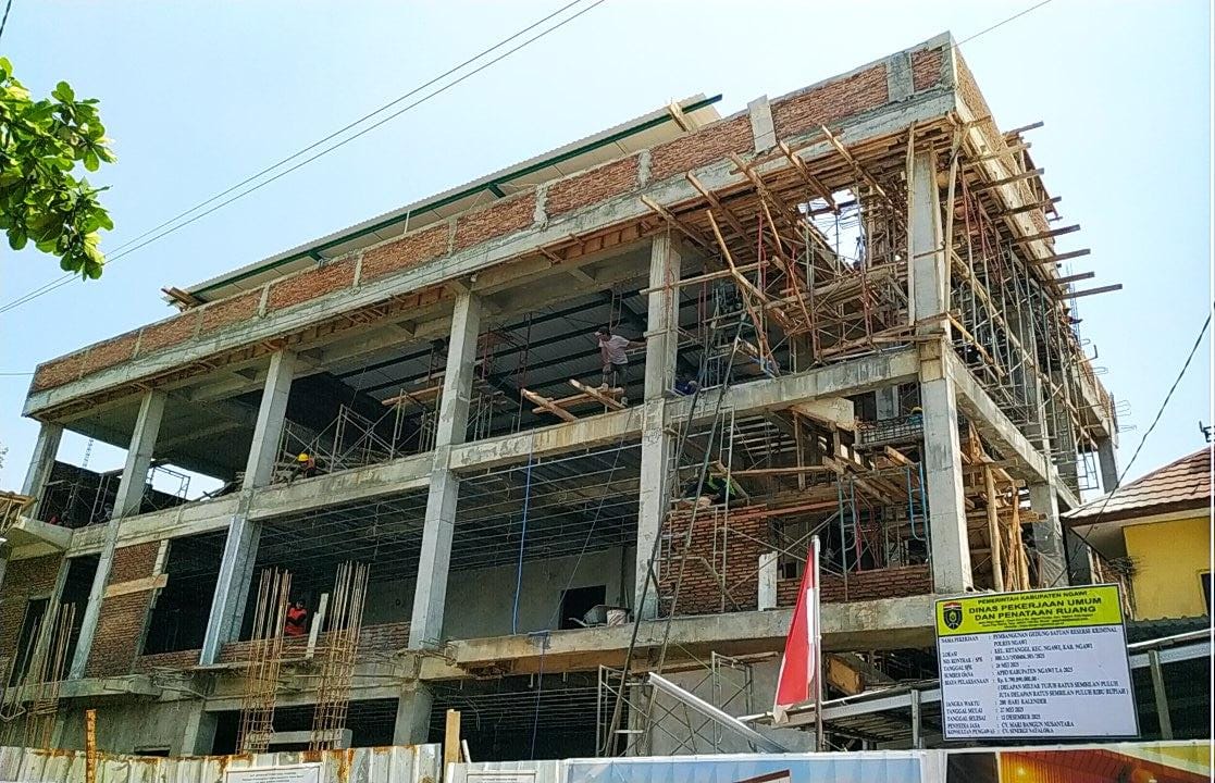 Pembangunan gedung Satreskrim Polres Ngawi masih tertinggal dari target, kini baru mencapai 44,7 persen. ASEP SYAEFUL BACHRI/JAWA POS RADAR NGAWI