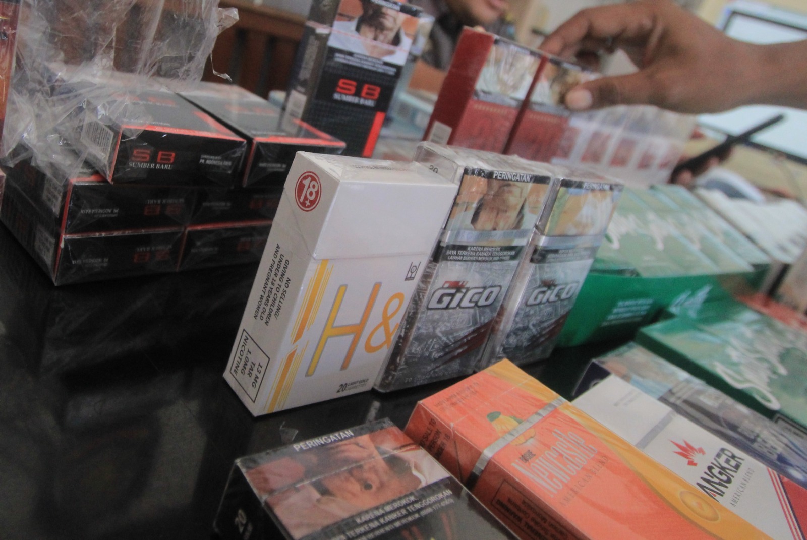 Rokok masih menyerap 7,85 persen pengeluaran rumah tangga warga Madiun, nyaris setara dengan biaya kebutuhan beras. BAGAS BIMANTARA/JAWA POS RADAR MADIUN