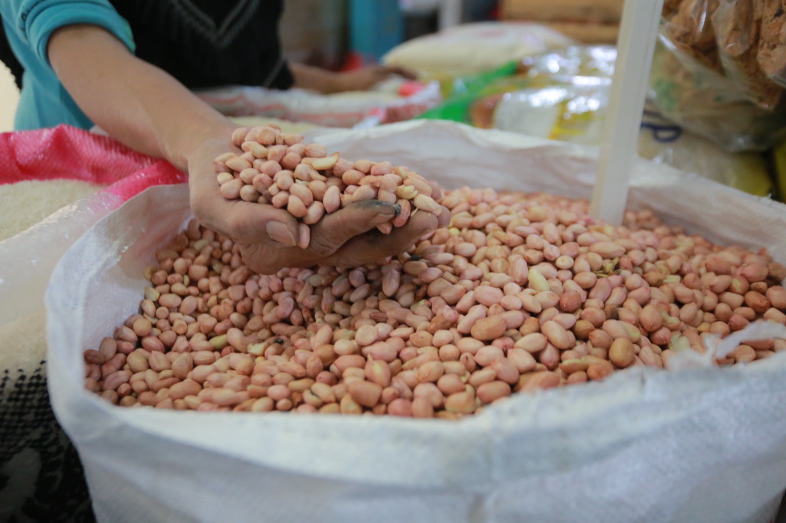 Harga kacang tanah di Pasar Besar Madiun naik hingga Rp 30 ribu per kilogram setelah impor dari India dihentikan. BAGAS BIMANTARA/JAWA POS RADAR MADIUN