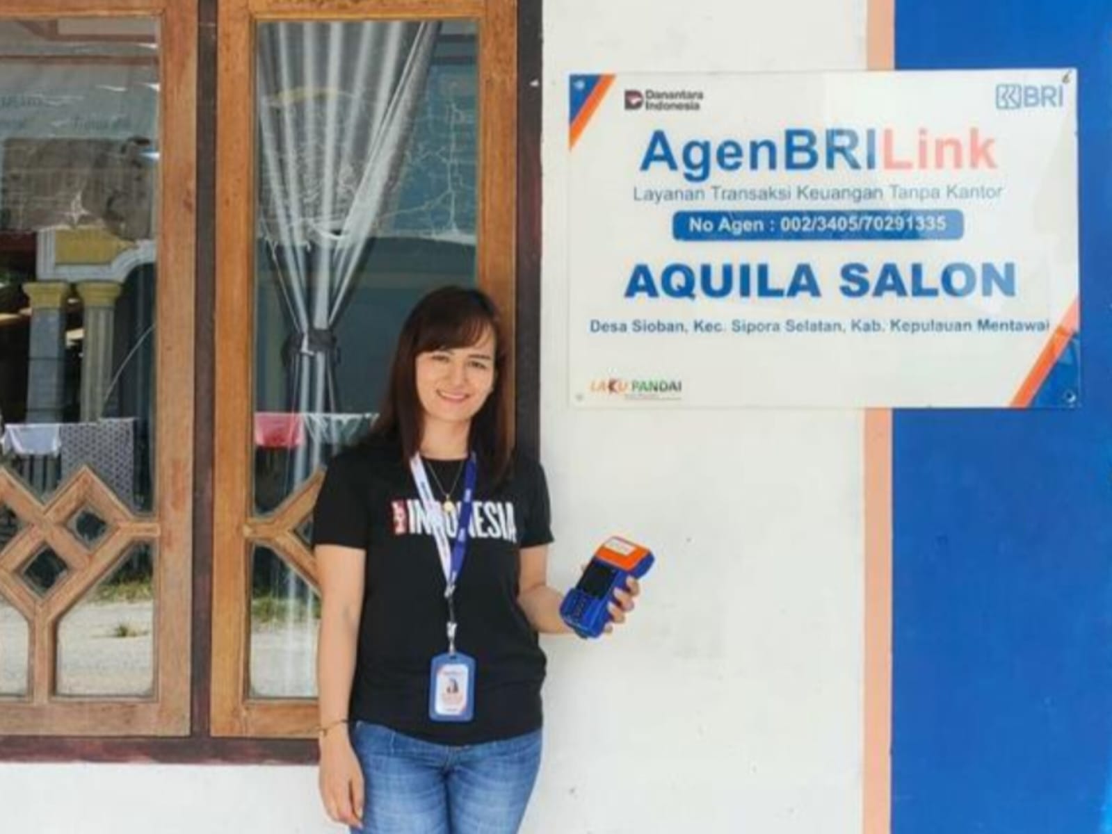 Siaparia Butarbutar, perempuan asal Padang yang kini menetap di Kepulauan Mentawai, sukses menghadirkan layanan keuangan modern lewat AgenBRILink Aquila Salon di Desa Sioban.