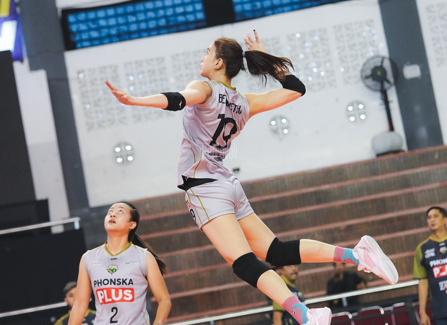 Shella Bernadetha sedang melakukan spike.
