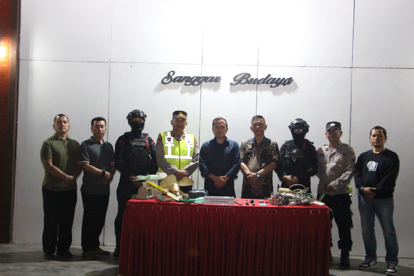Petugas Lapas I Madiun bersama Polres Madiun Kota melakukan penggeledahan rutin di blok hunian warga binaan untuk menjaga keamanan lingkungan pemasyarakatan. DOK LAPAS I MADIUN