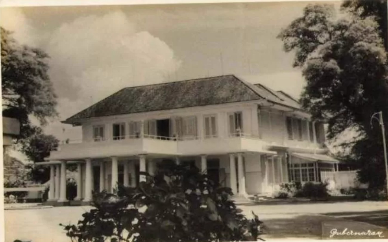 Potret bersejarah Gedung Negara Grahadi Surabaya.