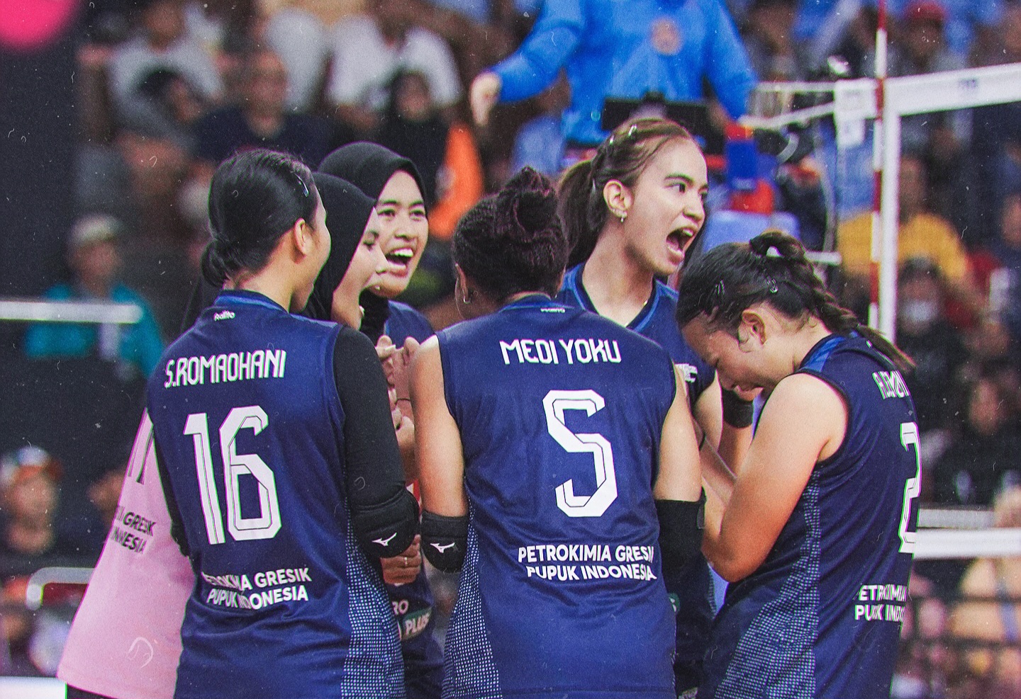 Gresik Petrokimia (kini Gresik Phonska Pupuk Indonesia) berlaga di Proliga.