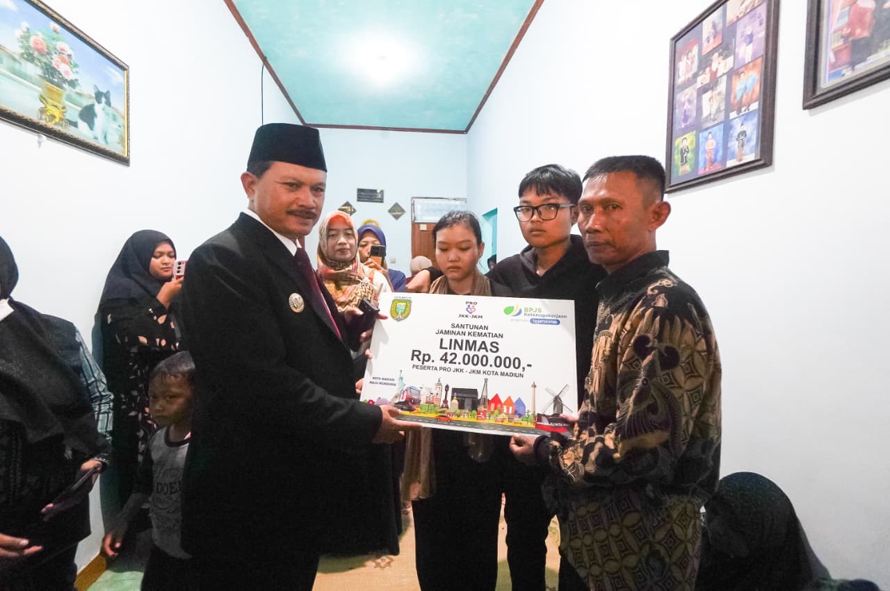 Wali Kota Maidi menyerahkan santunan kematian kepada keluarga penerima manfaat program JKK-JKM yang dikover Pemkot Madiun. DOK RADAR MADIUN