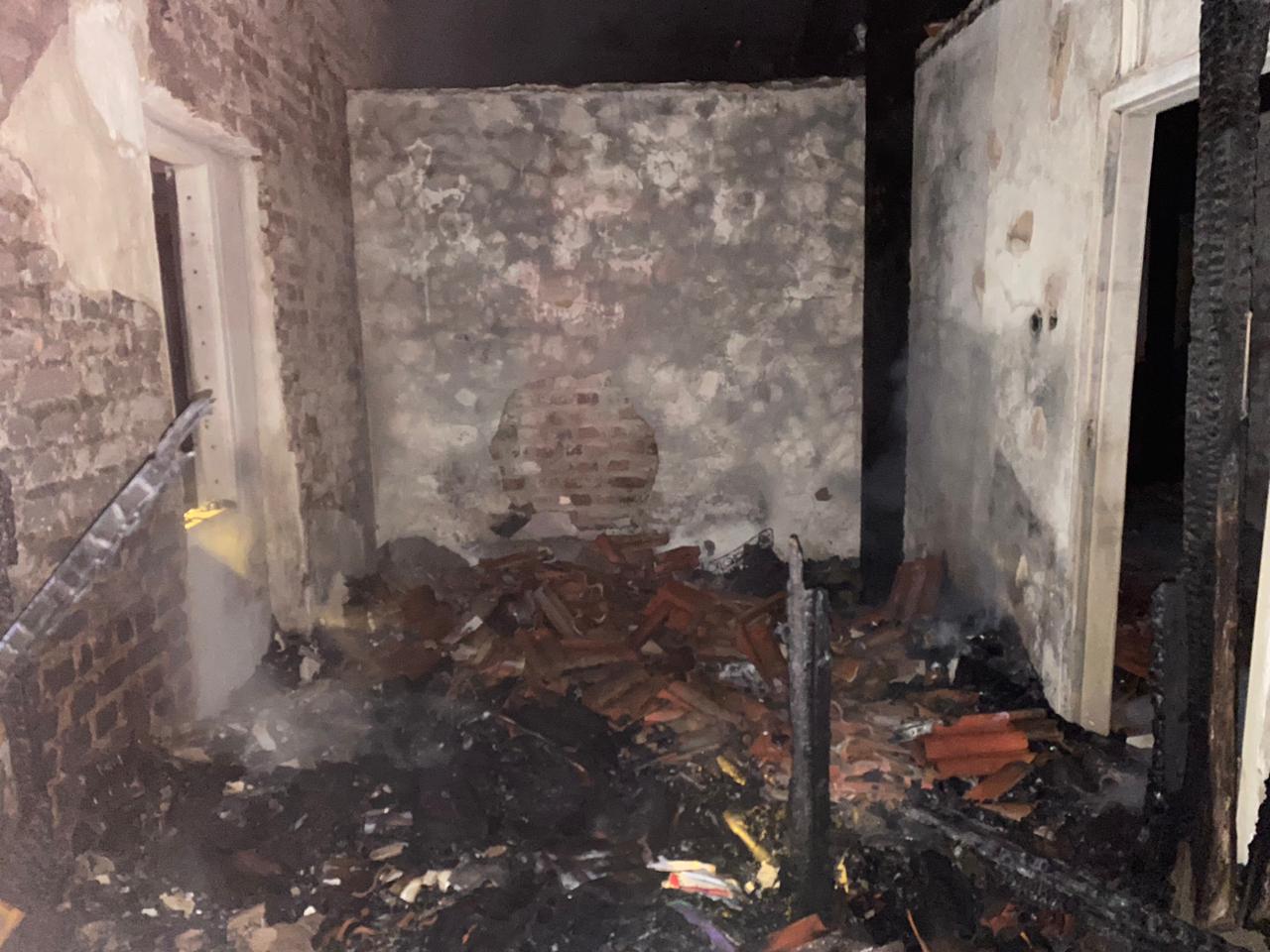 Rumah warga Desa Suluk, Dolopo, milik Warimun, hangus dilalap api pada Minggu dini hari (12/10). Diduga akibat korsleting listrik. FOTO: ISTIMEWA