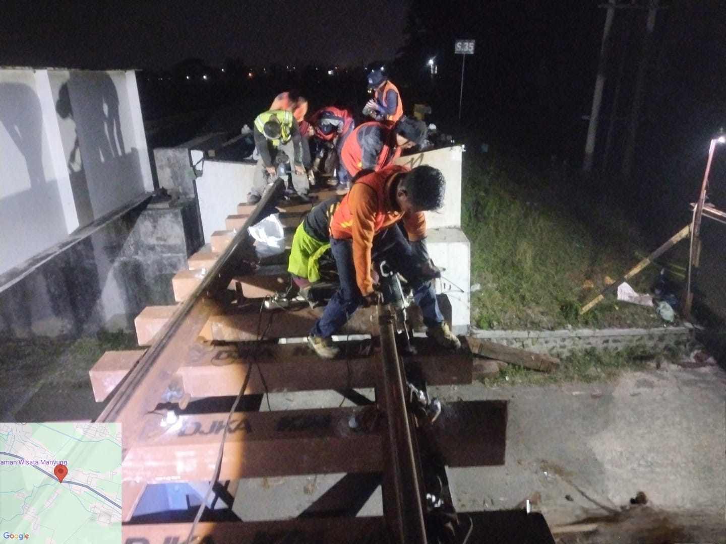 KAI Daop 7 Madiun mengganti bantalan kayu dengan bantalan sintetis di sejumlah jembatan rel, termasuk di jalur Bagor&ndash;Saradan, demi kelestarian lingkungan dan keselamatan perjalanan. FOTO: HUMAS DAOP 7