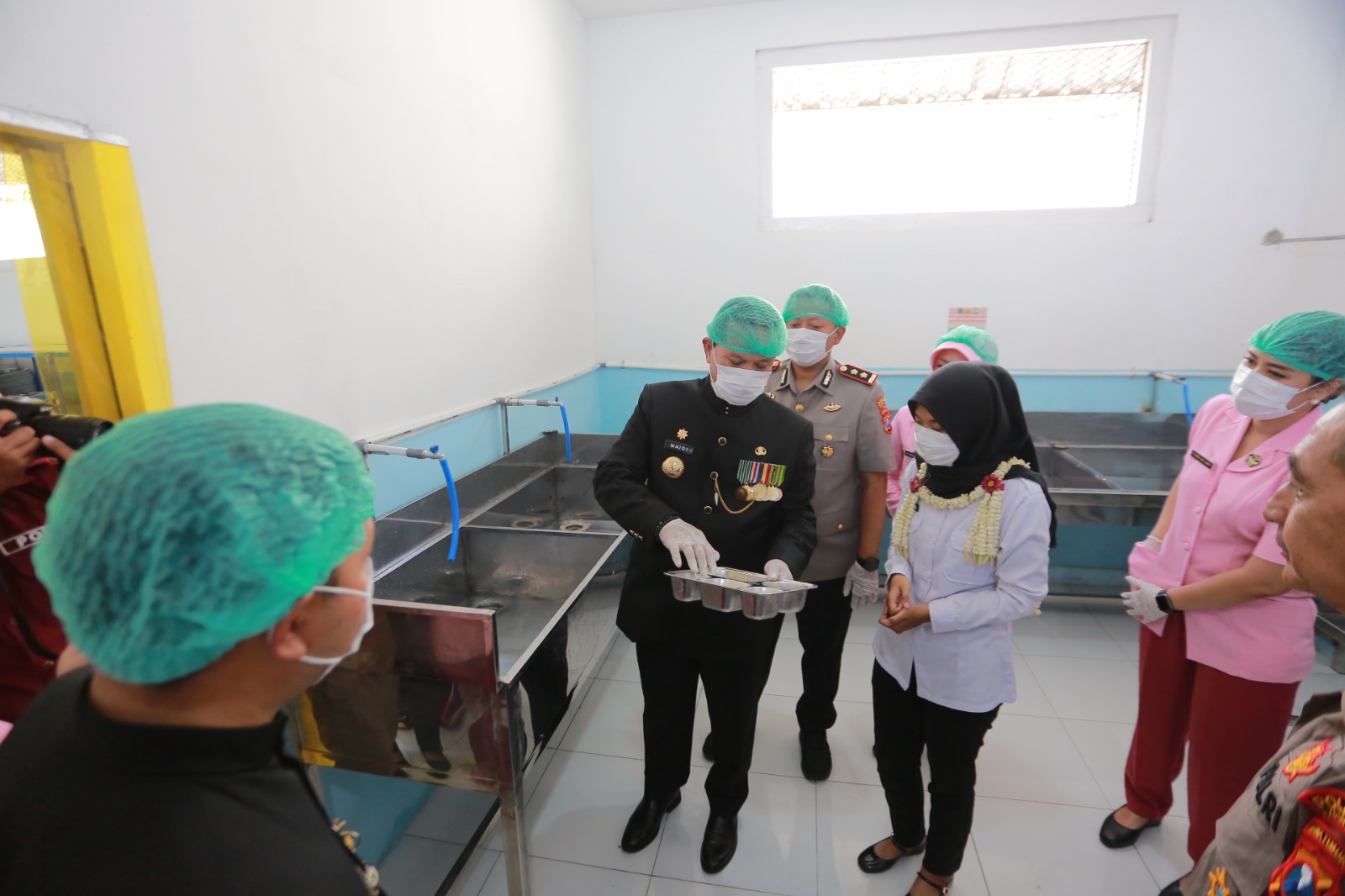 Wali Kota Maidi dan Kapolres Madiun Kota AKBP Wiwin Supriyadi Junianto meninjau dapur sehat MBG di Winongo yang resmi beroperasi sebagai dapur ketujuh di Kota Madiun. BAGAS BIMANTARA/RADAR MADIUN