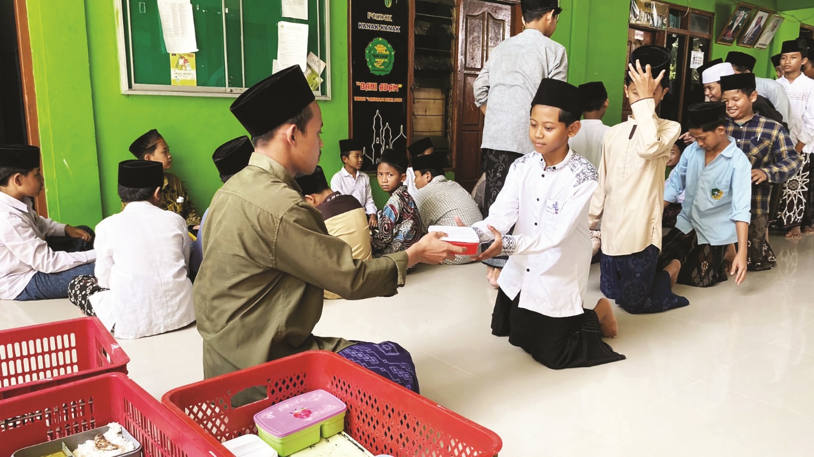 Para santri Ponpes Darussalam Mekar Agung, Kebonsari, menyajikan makanan hasil olahan dapur mandiri. DIAN RAHAYU/RADAR MADIUN