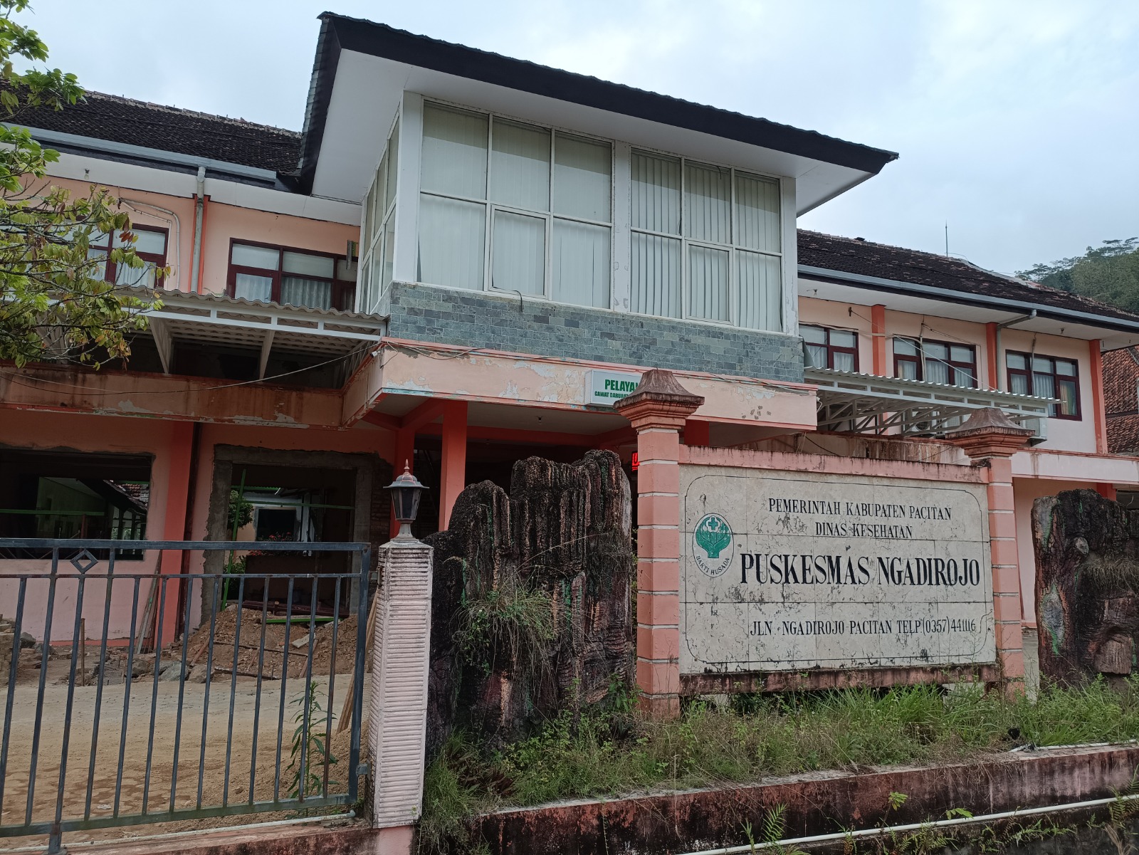 Pekerjaan renovasi Puskesmas Ngadirojo dan pengadaan obat-obatan di sejumlah puskesmas Pacitan dibiayai dari alokasi DBHCHT senilai Rp 10,28 miliar tahun ini. NUR CAHYONO/RADAR PACITAN