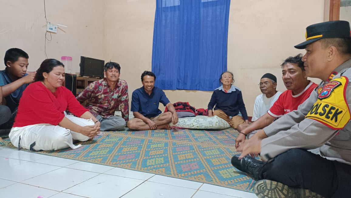 Kana Kumalasari (baju merah), ibunda Sheila Arika saat ditemui di rumahnya.