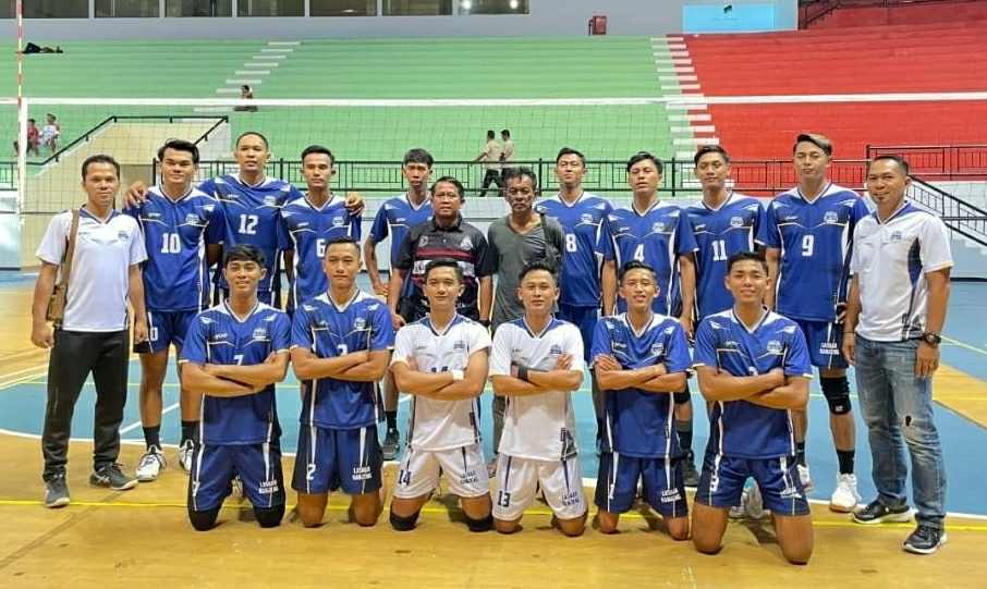 Skuad Laskar Kanjeng Pacitan berfoto usai laga Livoli Divisi 2 di GOR Bung Tomo, Surabaya.