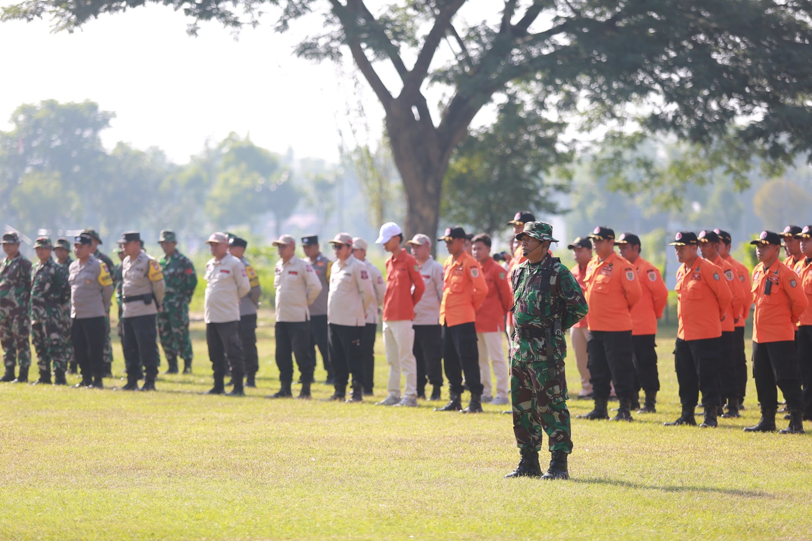 BPBD Kota Madiun siagakan tim tanggap darurat menghadapi cuaca ekstrem di Lapangan Pilangbango, kemarin (14/10). BAGAS BIMANTARA/RADAR MADIUN