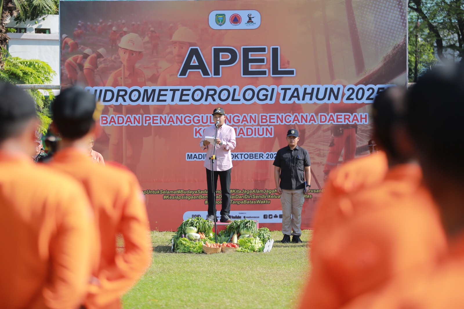 Wakil Wali Kota Madiun F. Bagus Panuntun memimpin apel siaga bencana hidrometeorologi di Lapangan Pilangbango, kemarin (14/10). BAGAS BIMANTARA/RADAR MADIUN