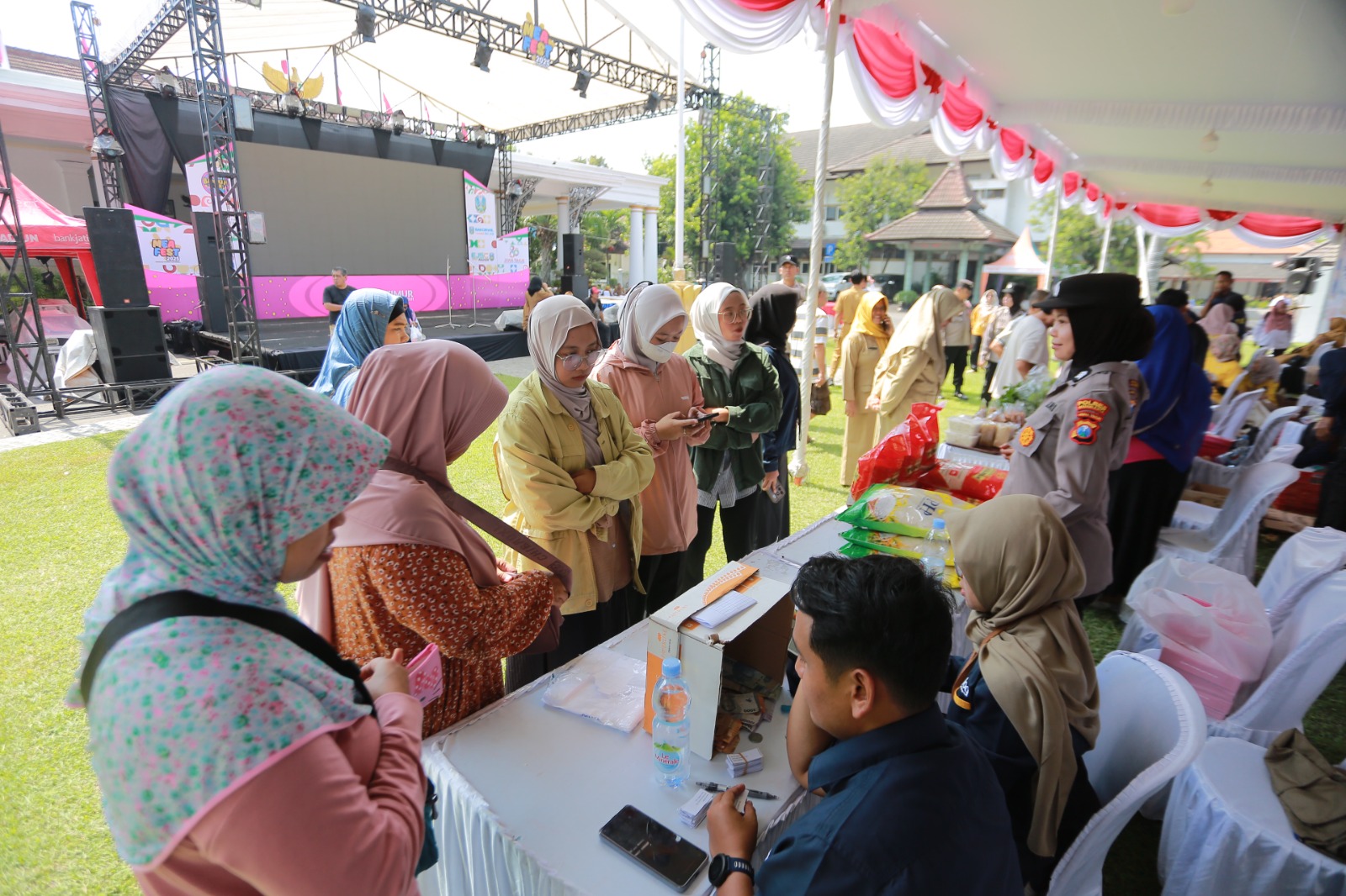 Warga antusias berbelanja dalam Gerakan Pangan Murah yang digelar Bakorwil I Madiun untuk menekan harga kebutuhan pokok. BAGAS BIMANTARA/RADAR MADIUN