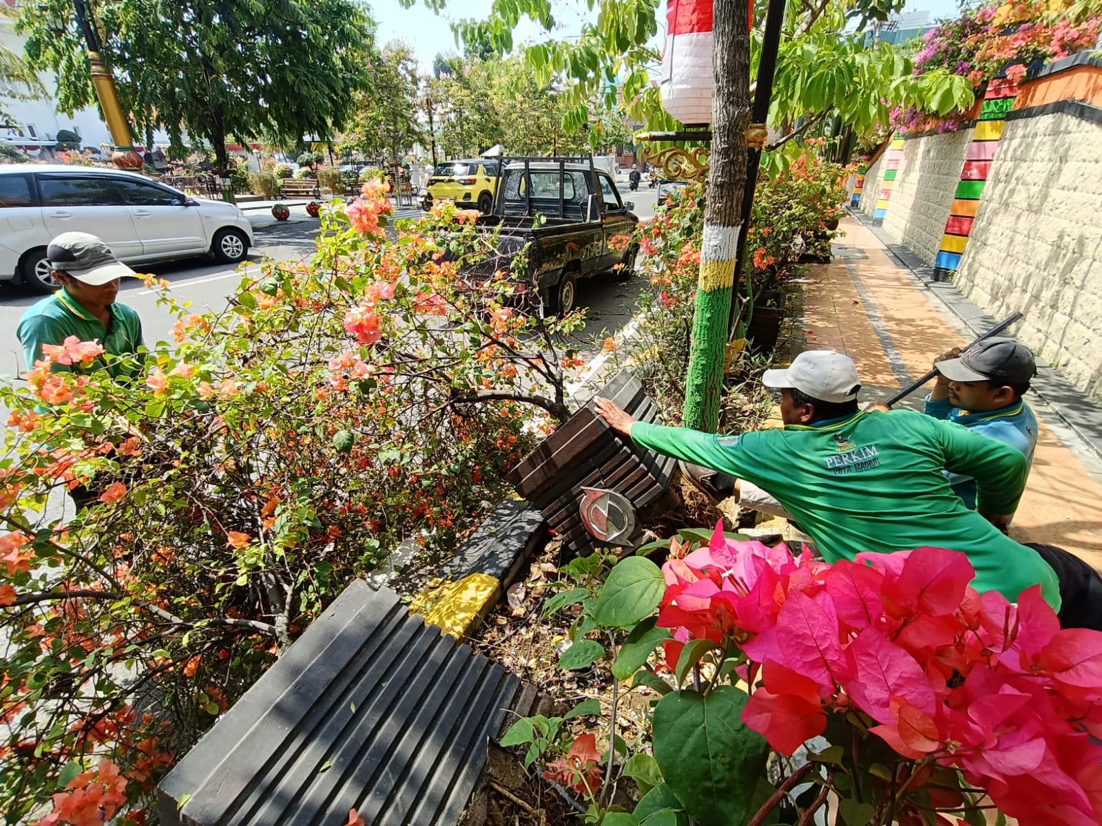 Petugas Disperkim Kota Madiun memangkas pohon dan memindah pot tanaman di Jalan Pahlawan untuk proyek pelebaran trotoar. HENGKY RISTANTO/RADAR MADIUN