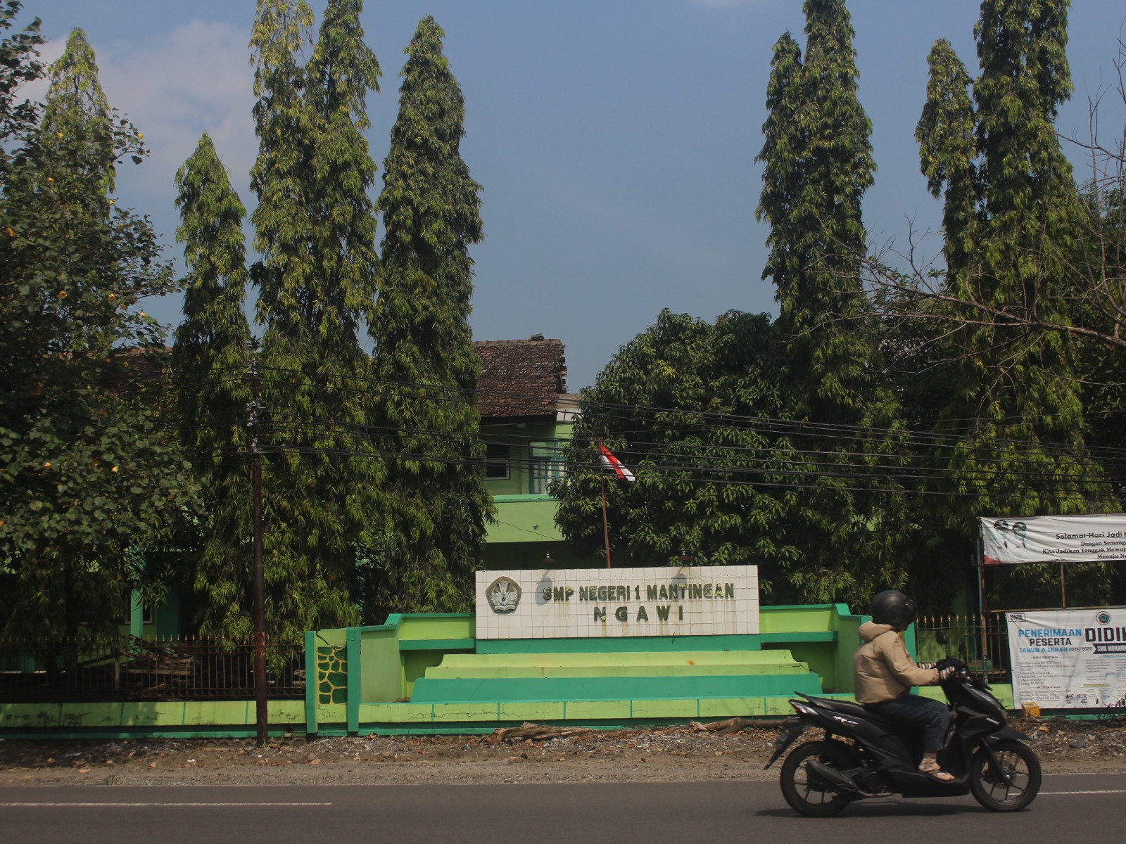 Pembangunan SMPN 1 Mantingan  berhenti aktivitas sementara terkait status lahan yang belum berubah dari LSD. ASEP SYAEFUL/RADAR NGAWI