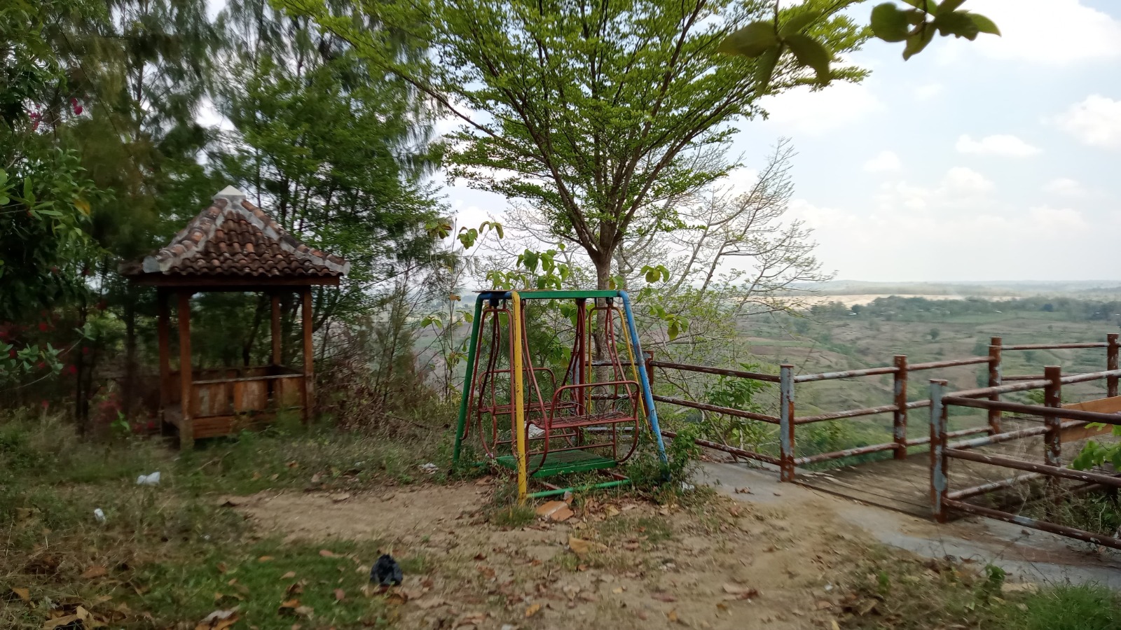 Objek wisata Bukit Kerek Indah di Desa Kerek, Ngawi, kini terbengkalai. Fasilitas rusak dan tak terawat membuatnya sepi.