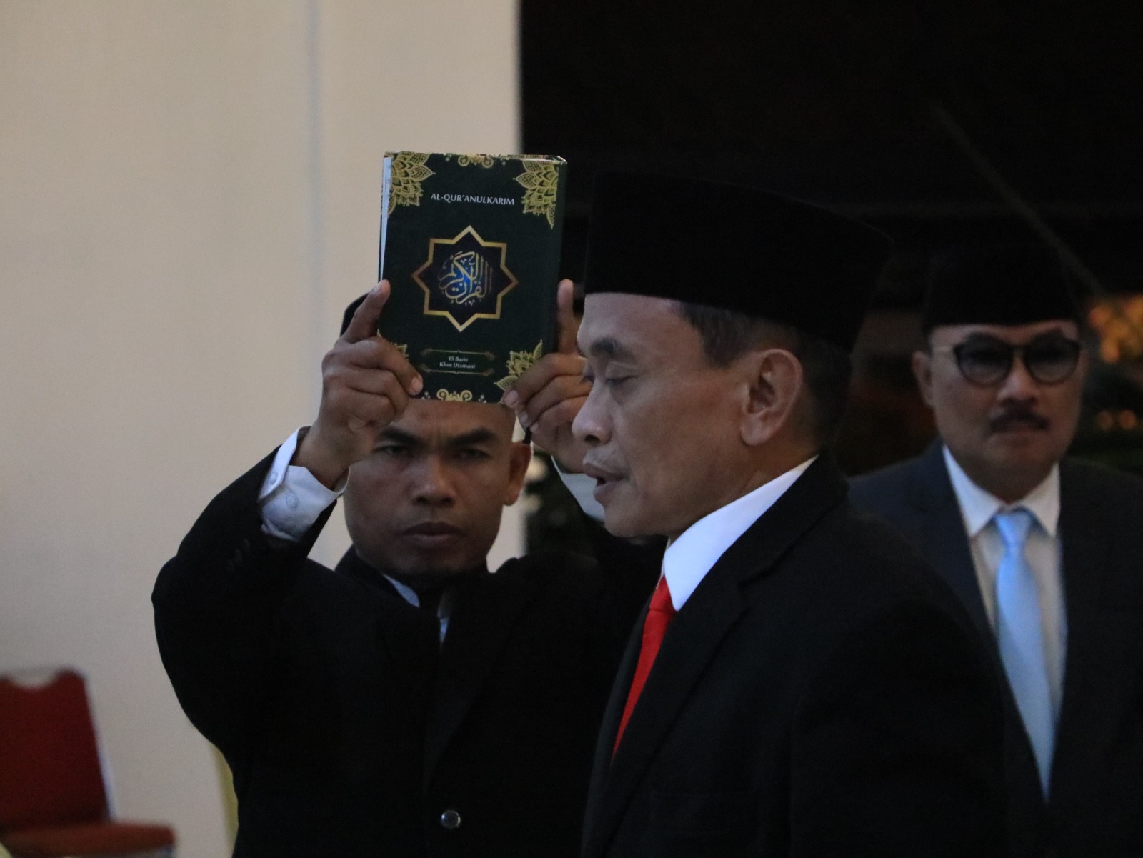 Bupati Sugiri Sancoko menyerahkan tanggung jawab baru kepada Agus Sugiarto sebagai Kepala BPPKAD Ponorogo untuk memperkuat tata kelola keuangan daerah. FOTO: SUGENG DWI N/RADAR PONOROGO
