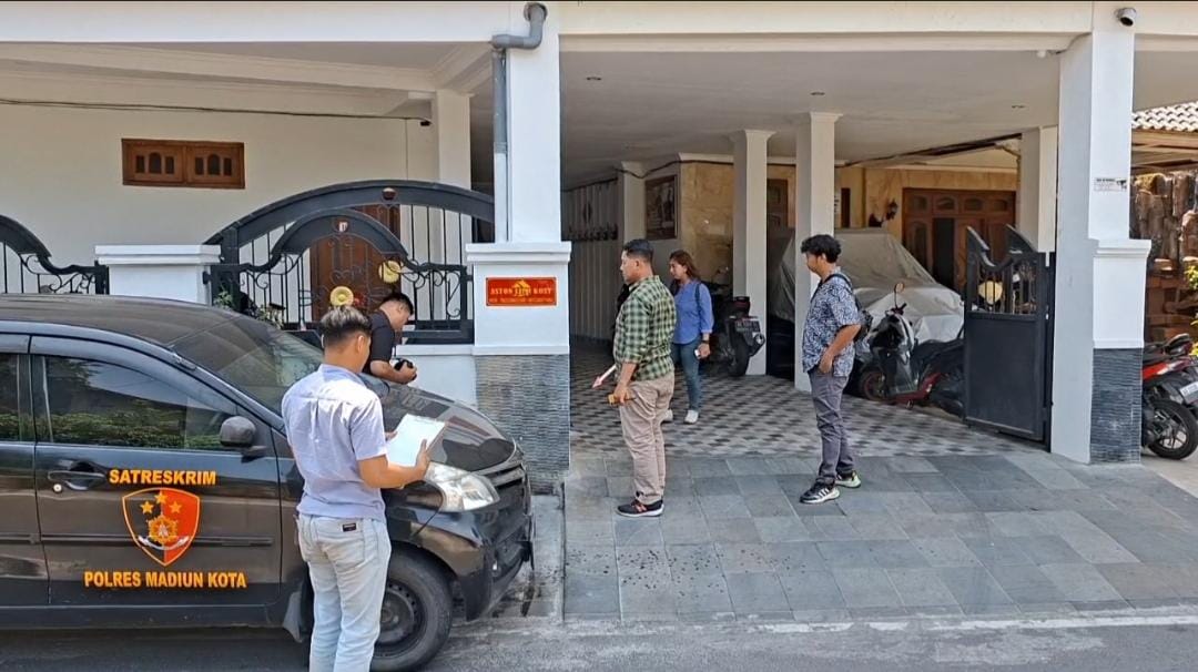 Polisi melakukan olah TKP di lokasi pencurian sepeda motor di Jalan Tunggul Nogo, Josenan, Kota Madiun, Selasa (14/10).