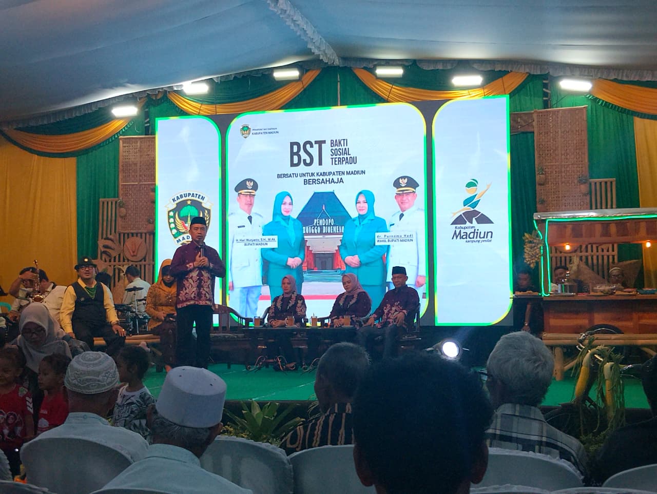 Bupati Madiun Hari Wuryanto dan Wakil Bupati Purnomo Hadi berbaur dengan warga Nampu selama dua hari dalam kegiatan Bakti Sosial Terpadu (BST), 14&ndash;15 Oktober. LODITYA FERNANDES/RADAR MADIUN