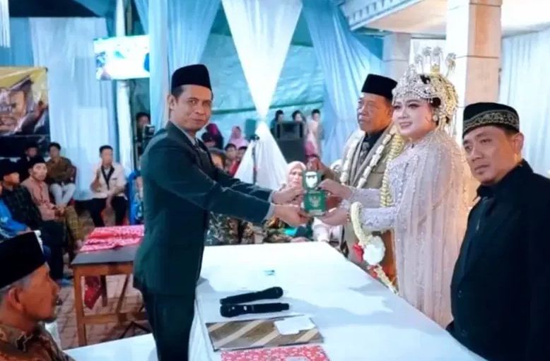 Momen ijab kabul pernikahan Tarman dan Sheila di Pacitan yang viral karena mahar berupa cek Rp 3 miliar yang kini diduga palsu.