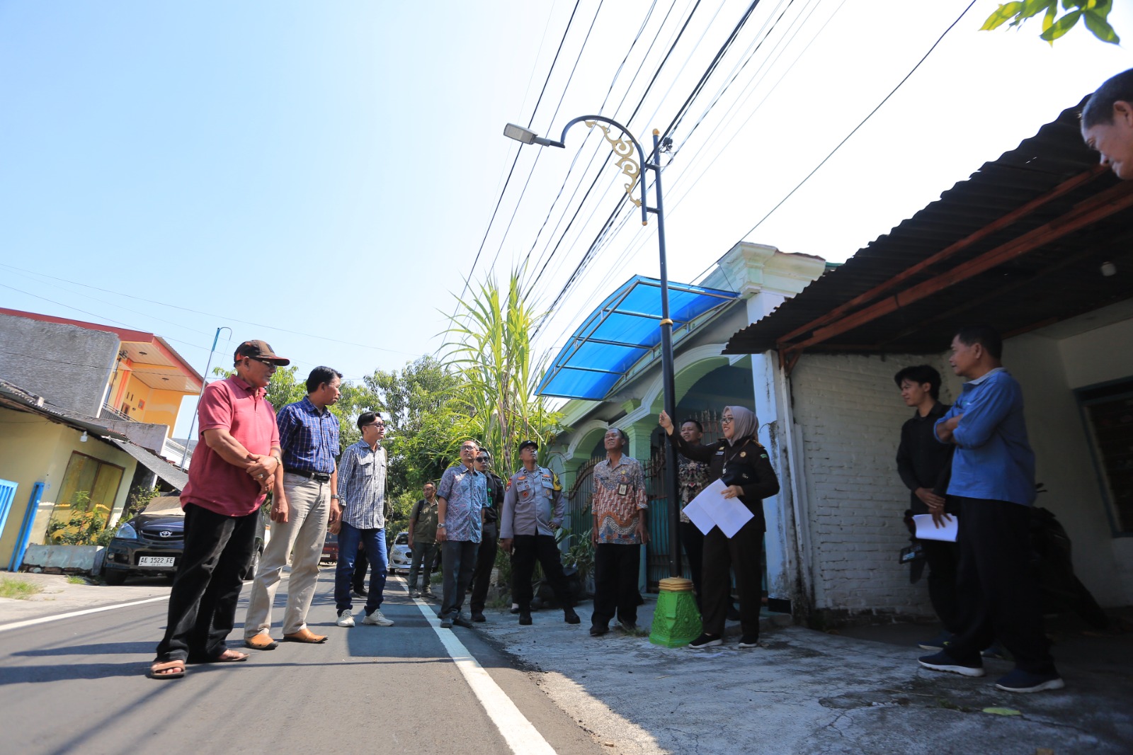 Tim Jaksa Sambang Kelurahan dari Kejari Kota Madiun bersama jajaran Kecamatan Kartoharjo meninjau hasil proyek PJU dan pavingisasi di Kanigoro, kemarin (16/10). BAGAS BIMANTARA/JAWA POS RADAR MADIUN