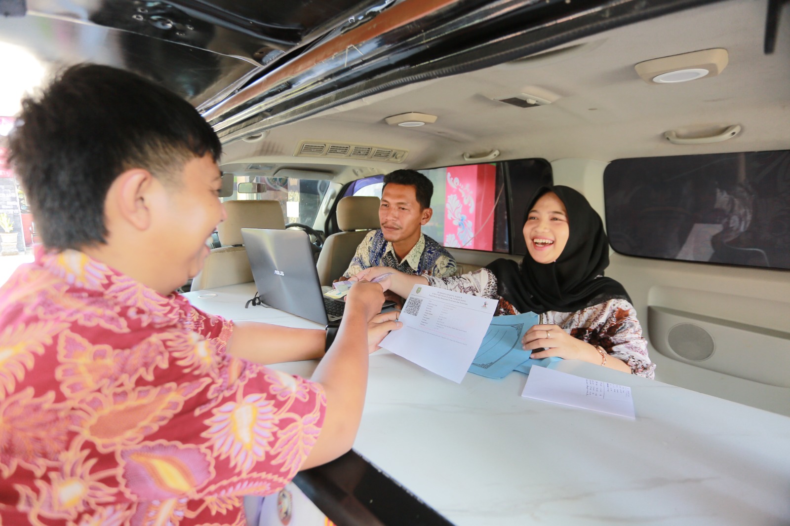 Bapenda Kota Madiun menggelar pelayanan pajak keliling  di Kelurahan Winongo kemarin (16/10) untuk mengejar realisasi PBB 100 persen. BAGAS BIMANTARA/RADAR MADIUN