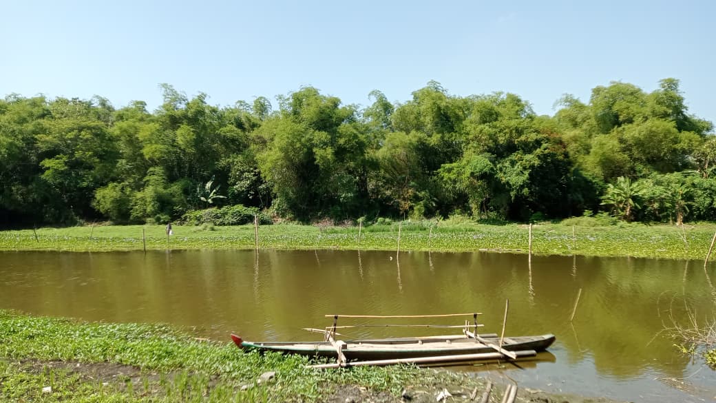 Kondisi Kali Mati di Taman Candi Ngawi mulai tampak setelah bertahun-tahun dipenuhi tumbuhan liar. ULUL RUBIYANTUN/JAWA POS RADAR NGAWI