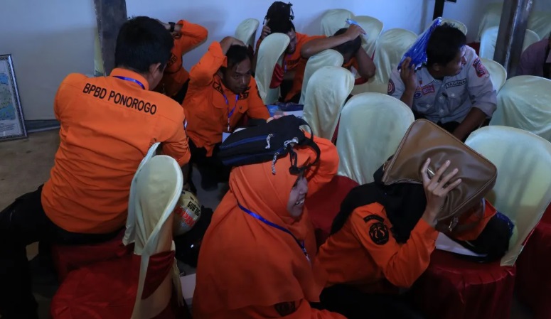 Personel BPBD Ponorogo mengikuti sekolah lapang gempa (SLG) yang digelar BMKG Rabu (15/10) lalu. FOTO: BPBD UNTUK JAWA POS RADAR PONOROGO