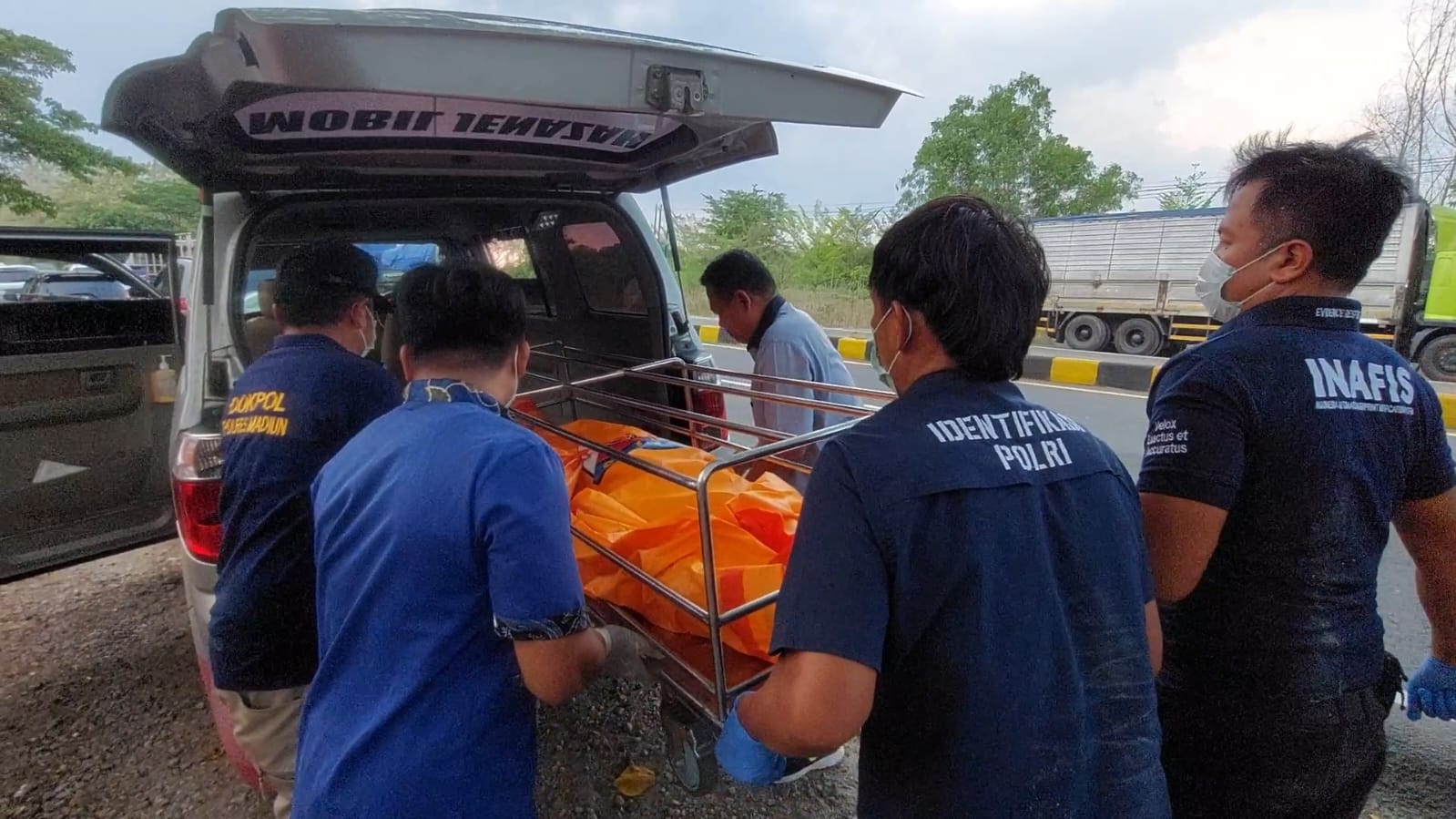 Jenazah Sundari dievakuasi dan dibawa ke RSUD Caruban untuk dilakukan autopsi. DIAN RAHAYU/RADAR MADIUN