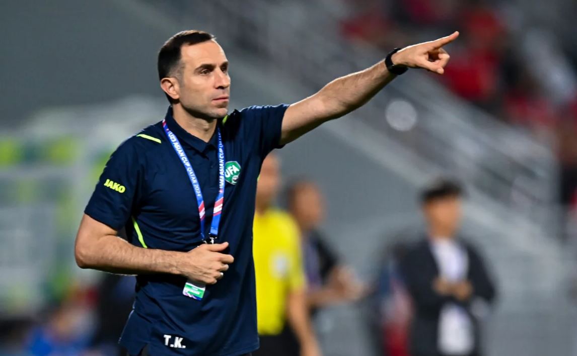 Timur Kapadze saat memimpin Uzbekistan mengalahkan Indonesia di Piala Asia U23, tahun 2024.