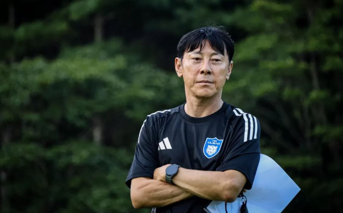 Shin Tae-yong alias STY, saat memimpin latihan Ulsan HD. Mantan pelatih Timnas Indonesia itu dipecat klubnya.