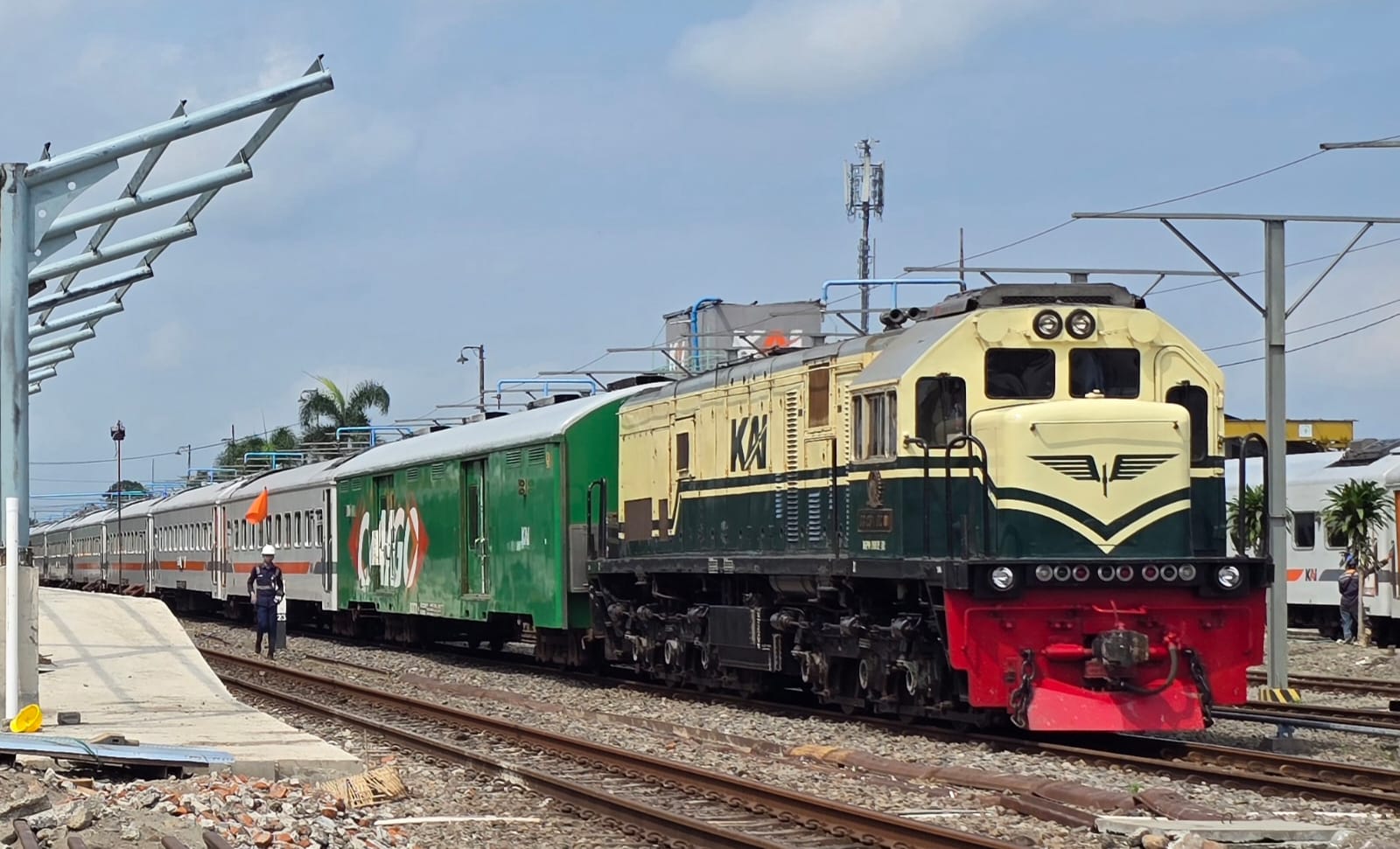 Petugas KAI Daop 7 Madiun memeriksa kiriman barang hantaran paket di Stasiun Madiun. FOTO: HUMAS DAOP 7 MADIUN