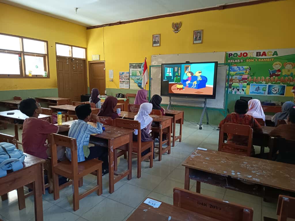 SDN Kepuh Rubuh Ponorogo menguji coba smart TV bantuan pemerintah pusat untuk mendukung pembelajaran digital. FOTO: ISTIMEWA