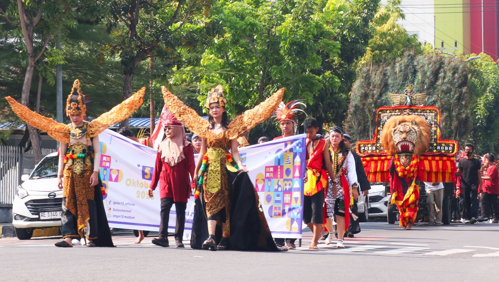 MERIAH: Kirab Budaya dalam rangkaian HUT ke-33 Galas menjadi magnet tersendiri menampilkan berbagai kostum dari aneka budaya nusantara.