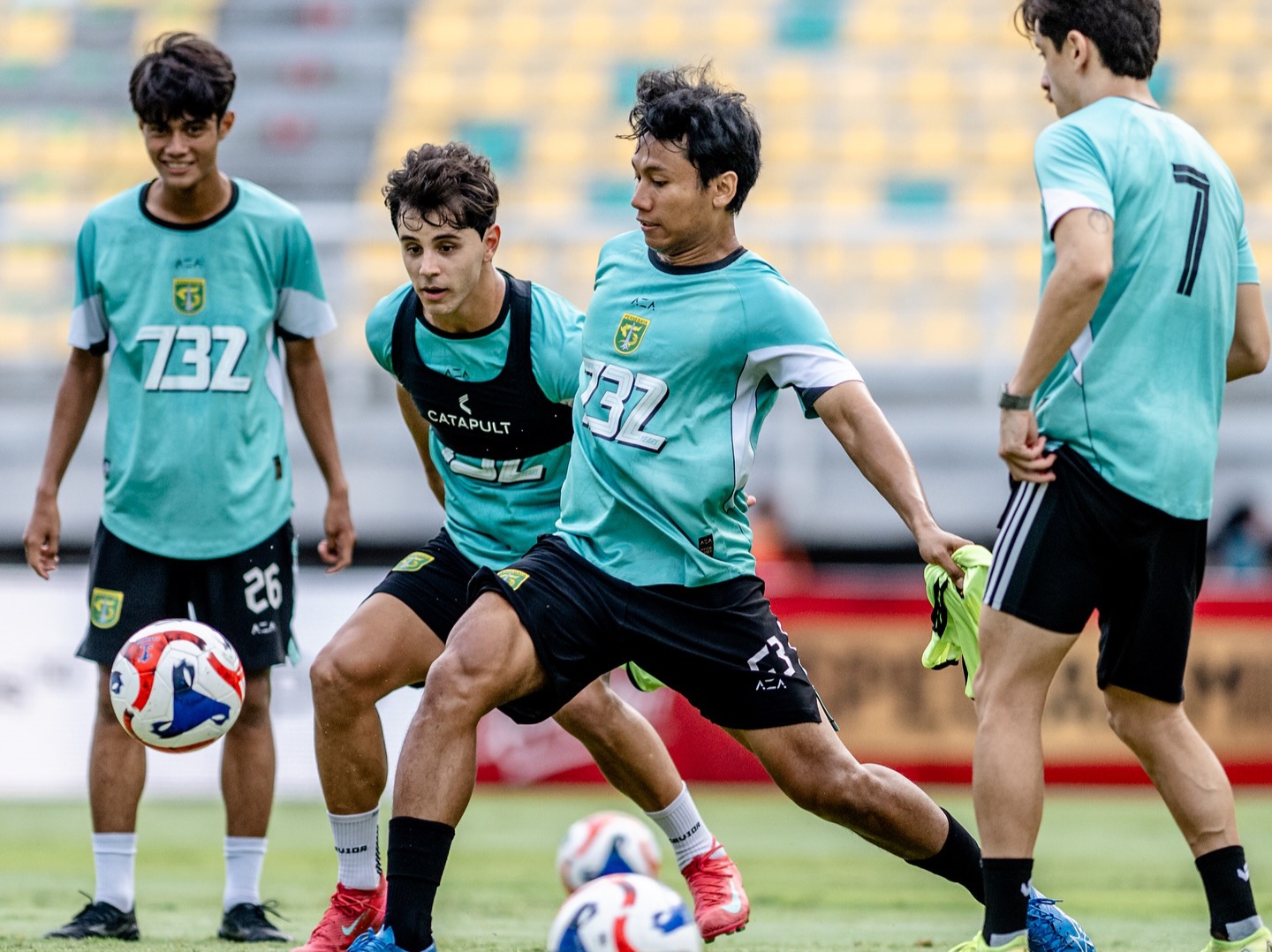 Pemain Persebaya sedang latihan.