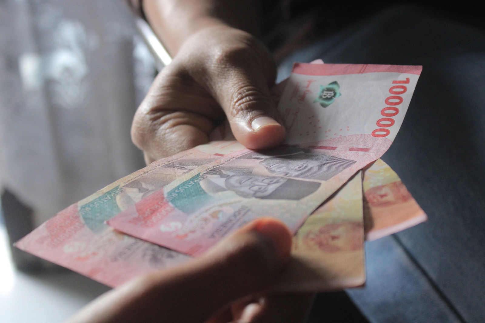 Petugas memantau distribusi hasil tembakau di salah satu gudang di Ngawi. Tahun depan, dana bagi hasil cukai untuk daerah tersebut dipangkas hampir separuh. DOK RADAR NGAWI