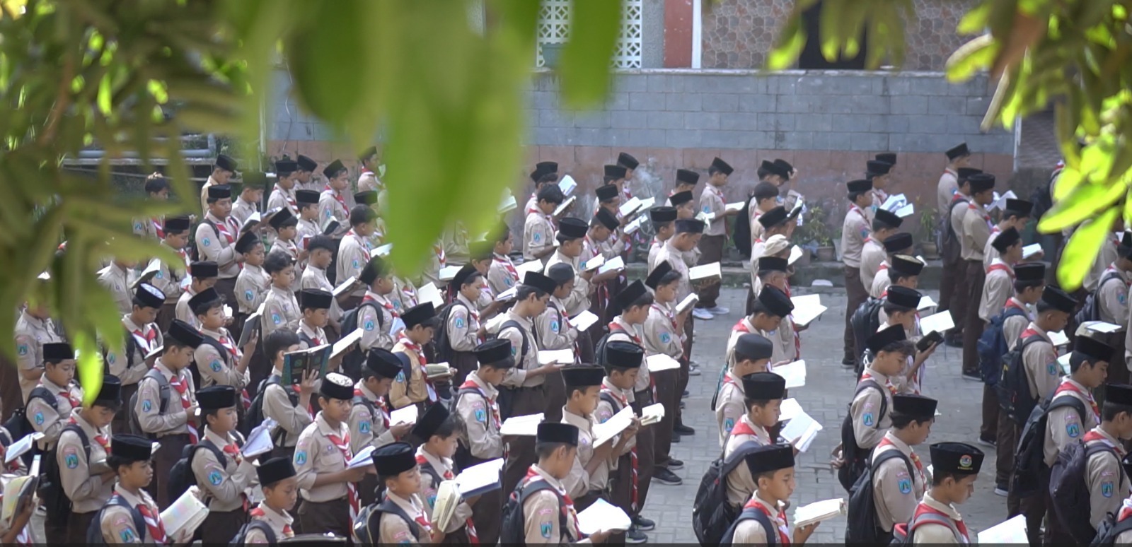 Para santri di Kota Madiun mengikuti apel Hari Santri Nasional di lingkungan pondok pesantren masing-masing. FOTO: Bagas Bimantara/Jawa Pos Radar Madiun