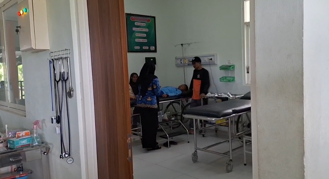 Petugas Puskesmas Lembeyan memeriksa siswa SDN 2 Kediren dan MI Nurul Dholam yang mengalami keluhan usai makan menu MBG, Jumat (17/10). FOTO: Aji Putra/Jawa Pos Radar Magetan