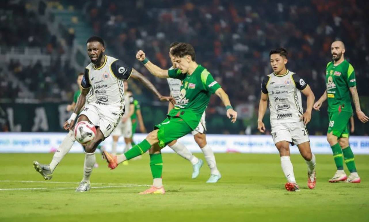 Pemain Persebaya Surabaya Francisco Rivera melesakkan bola ke arah pertahanan Persija saat pertandingan BRI Super League 2025/2026.
