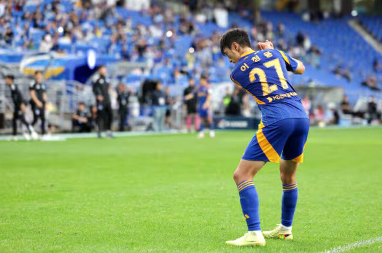 Selebrasi pemain ulsan HD Lee Chung-yong diduga menyindir STY.