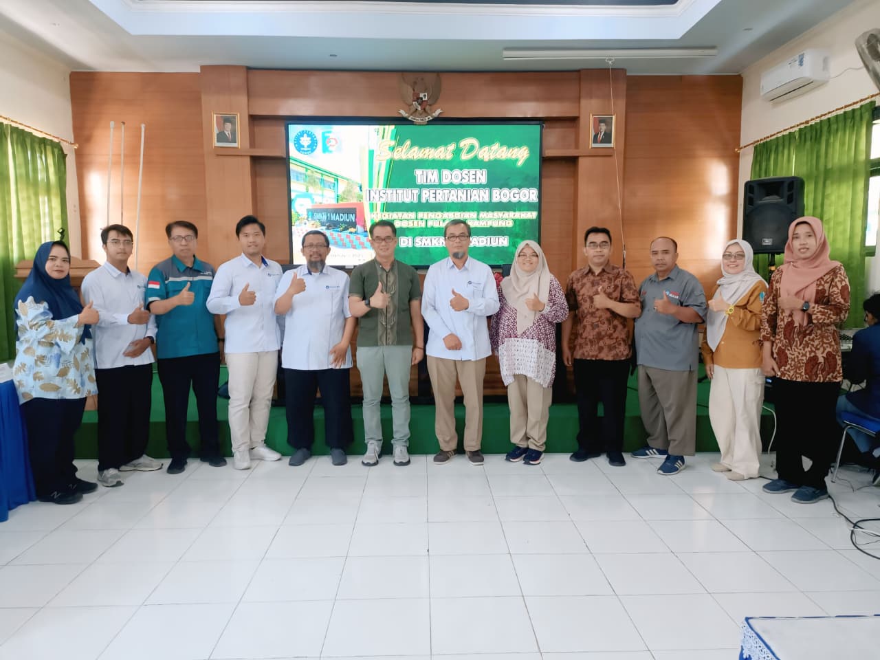 Program Dosen IPB Pulang Kampung memberikan pembelajaran tentang fisika kepada para siswa SMKN 1 Madiun.