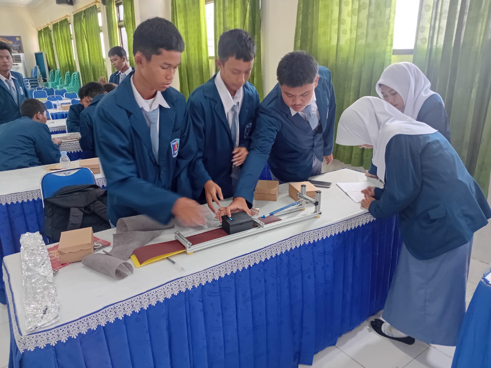 Para siswa SMKN 1 Madiun mengikuti pelatihan praktik memanfaatkan sensor smartphone untuk eksperimen hukum Newton. FOTO: IPB